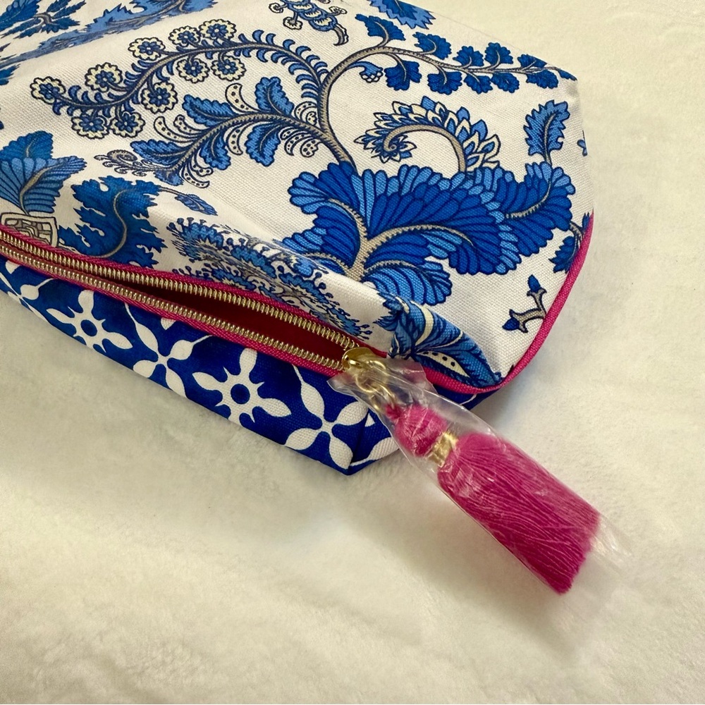 Estee Lauder Blue and White Floral Cosmetic Bag - Picture 5 of 5